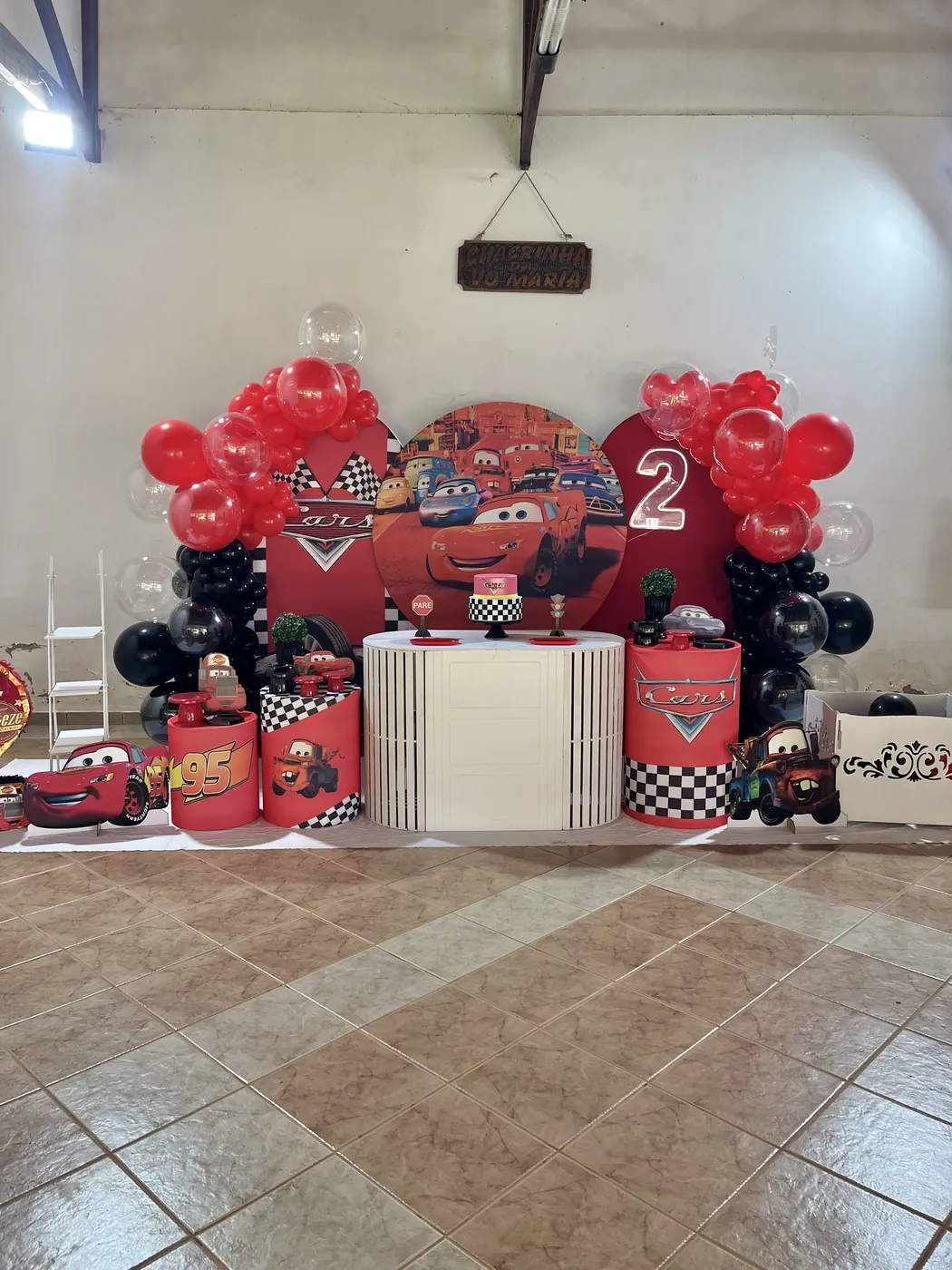 Decoração de festa infantil tema Cars montada pela Delicadeza Decorações