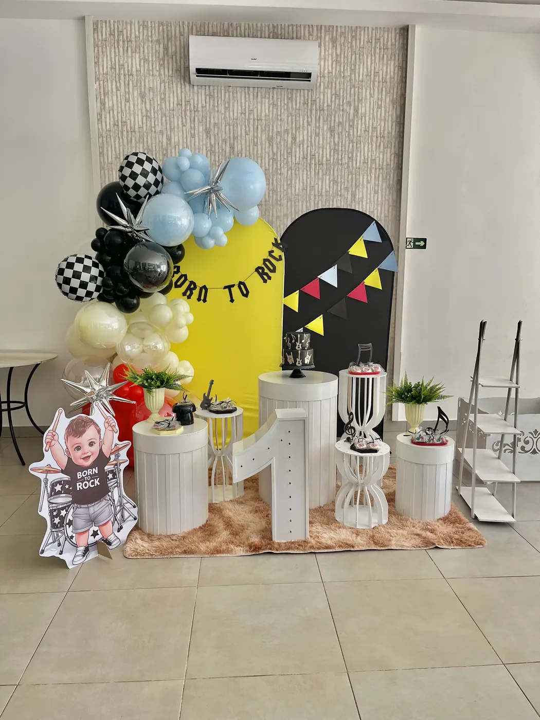 Decoração de festa infantil tema Born to Rock montada pela Delicadeza Decorações