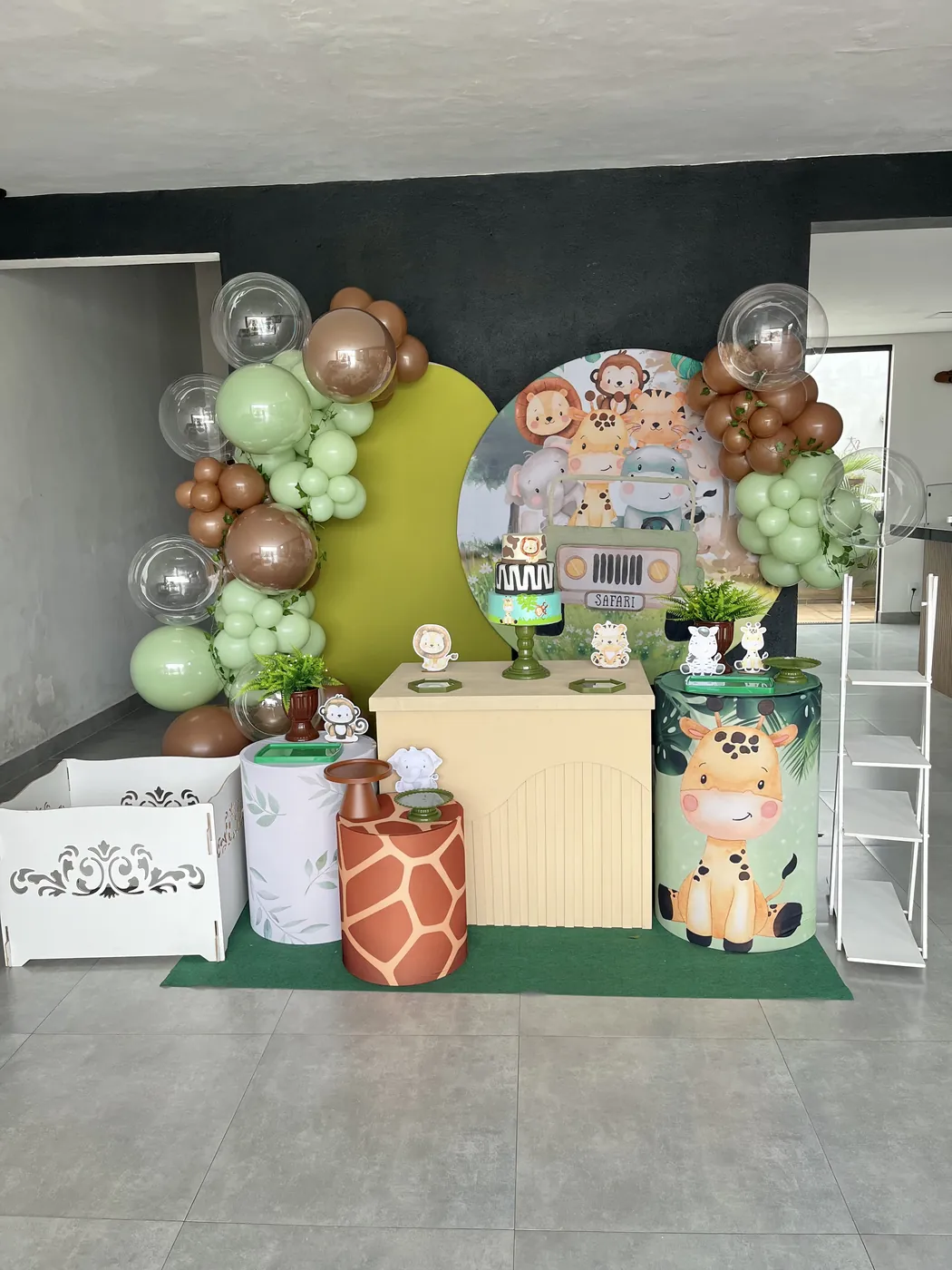 Decoração de festa infantil tema Safari montada pela Delicadeza Decorações