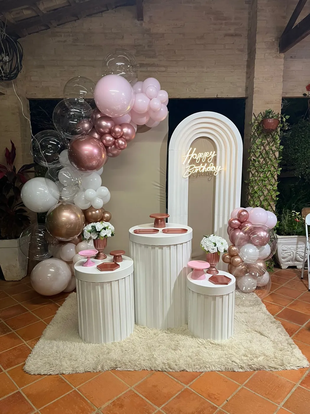Decoração de festa infantil tema Rosé Gold montada pela Delicadeza Decorações