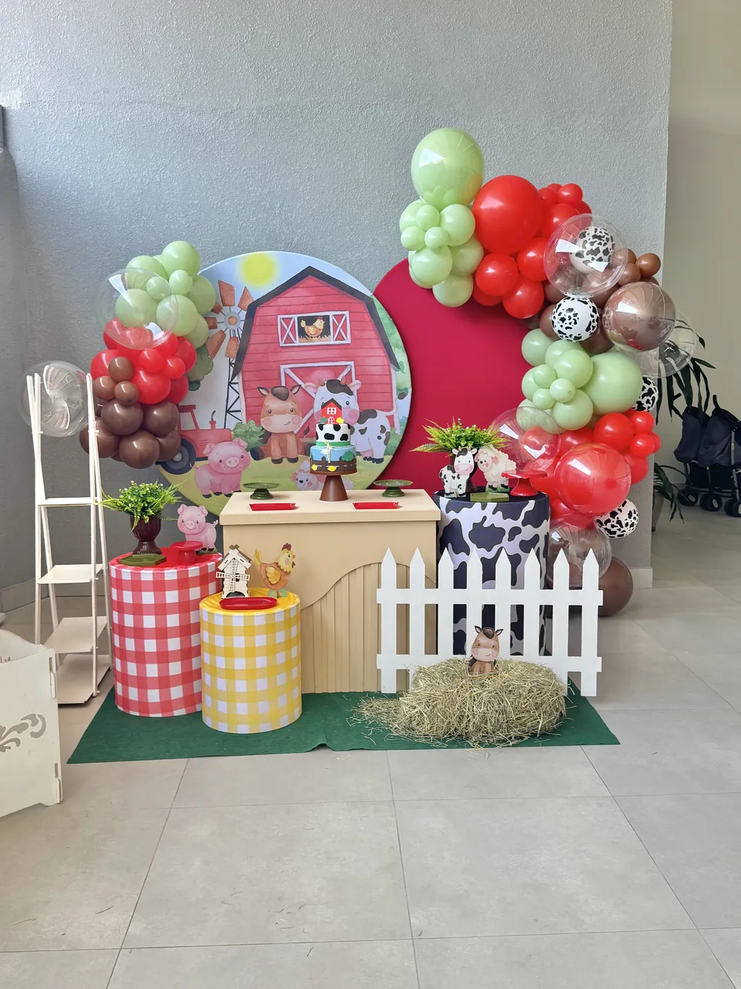 Decoração de festa infantil tema Fazendinha montada pela Delicadeza Decorações