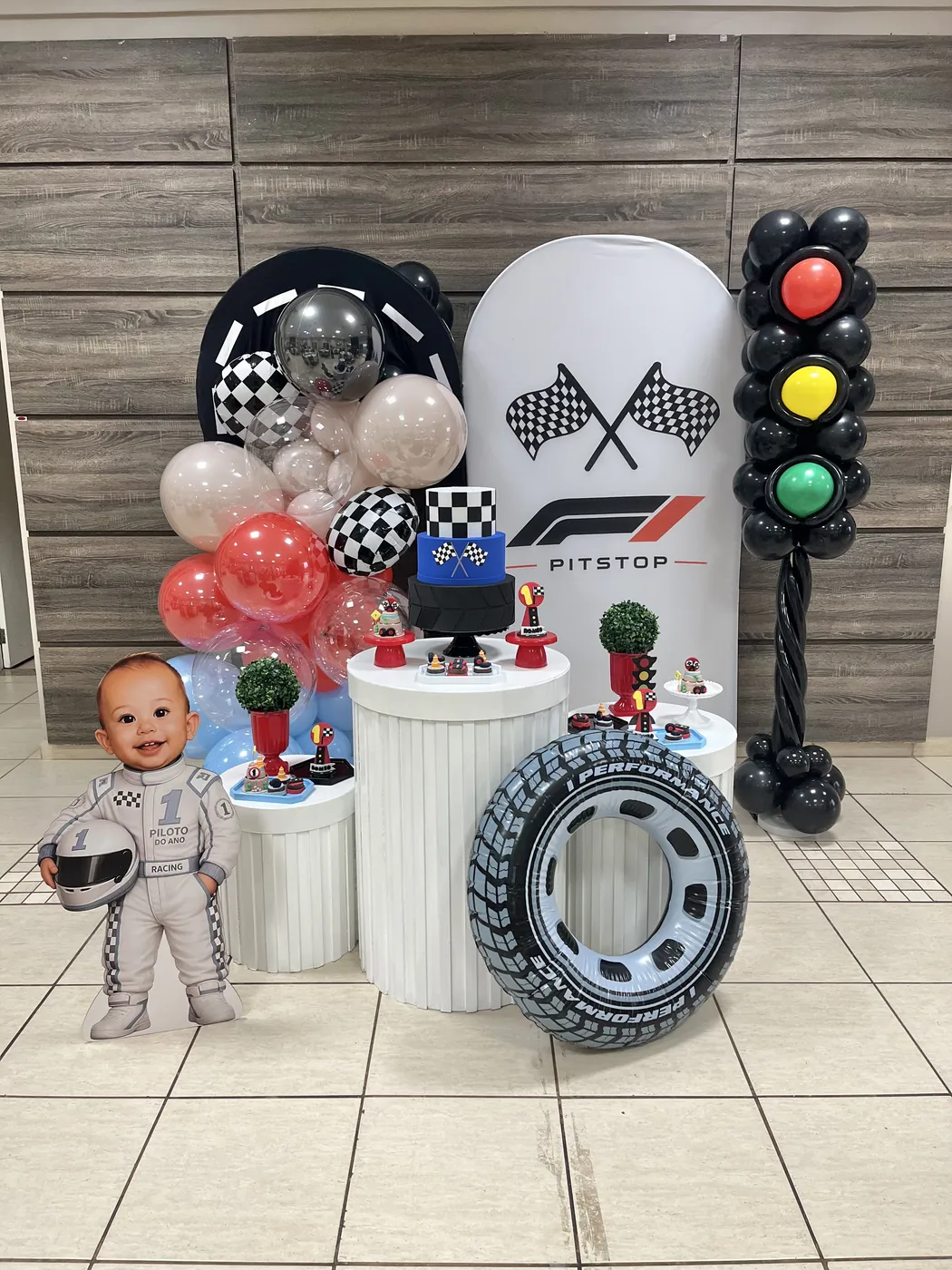 Decoração de festa infantil tema Fórmula 1 montada pela Delicadeza Decorações