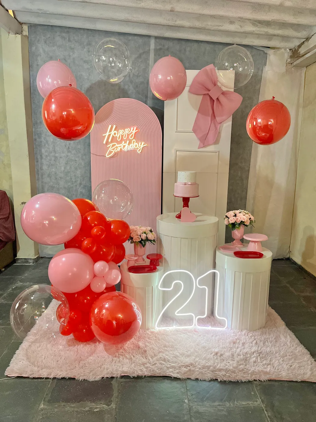 Decoração de festa infantil tema Rosa e Vermelho montada pela Delicadeza Decorações