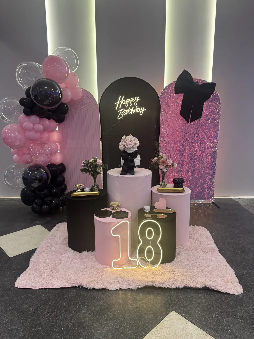 Decoração de festa infantil tema Rosa e Preto montada pela Delicadeza Decorações