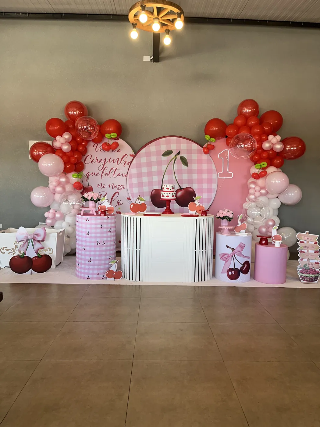 Decoração de festa infantil tema Cerejinha Xadrez montada pela Delicadeza Decorações