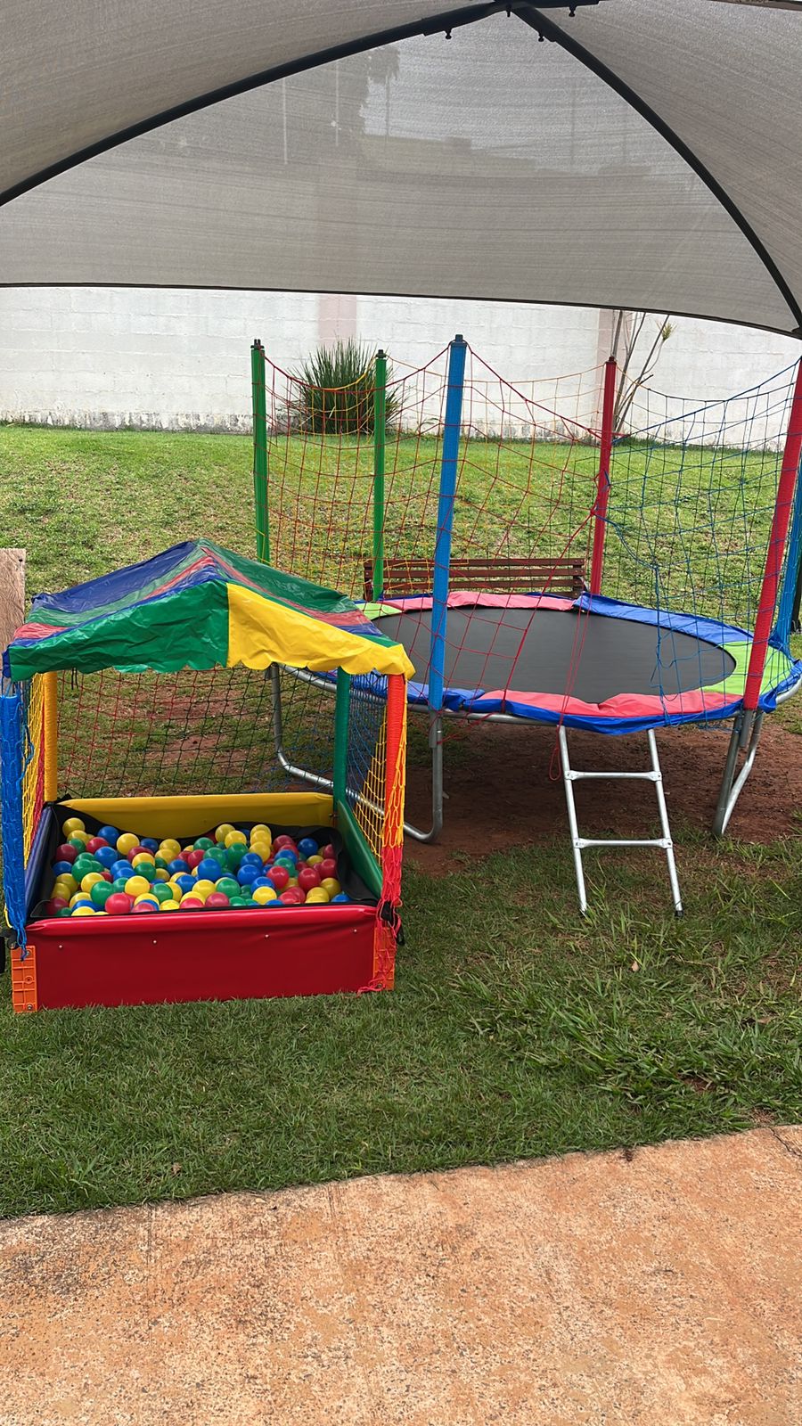 Combo piscina de bolinhas e pula pula grande montados ao ar livre