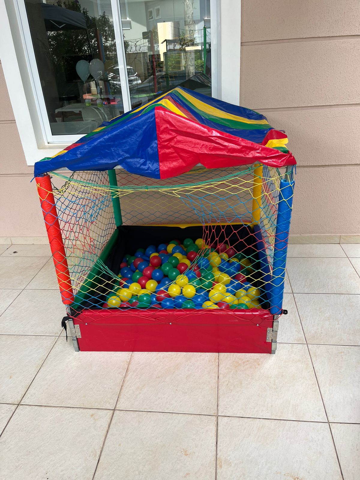 Piscina de bolinhas colorida com tenda e rede de protecao