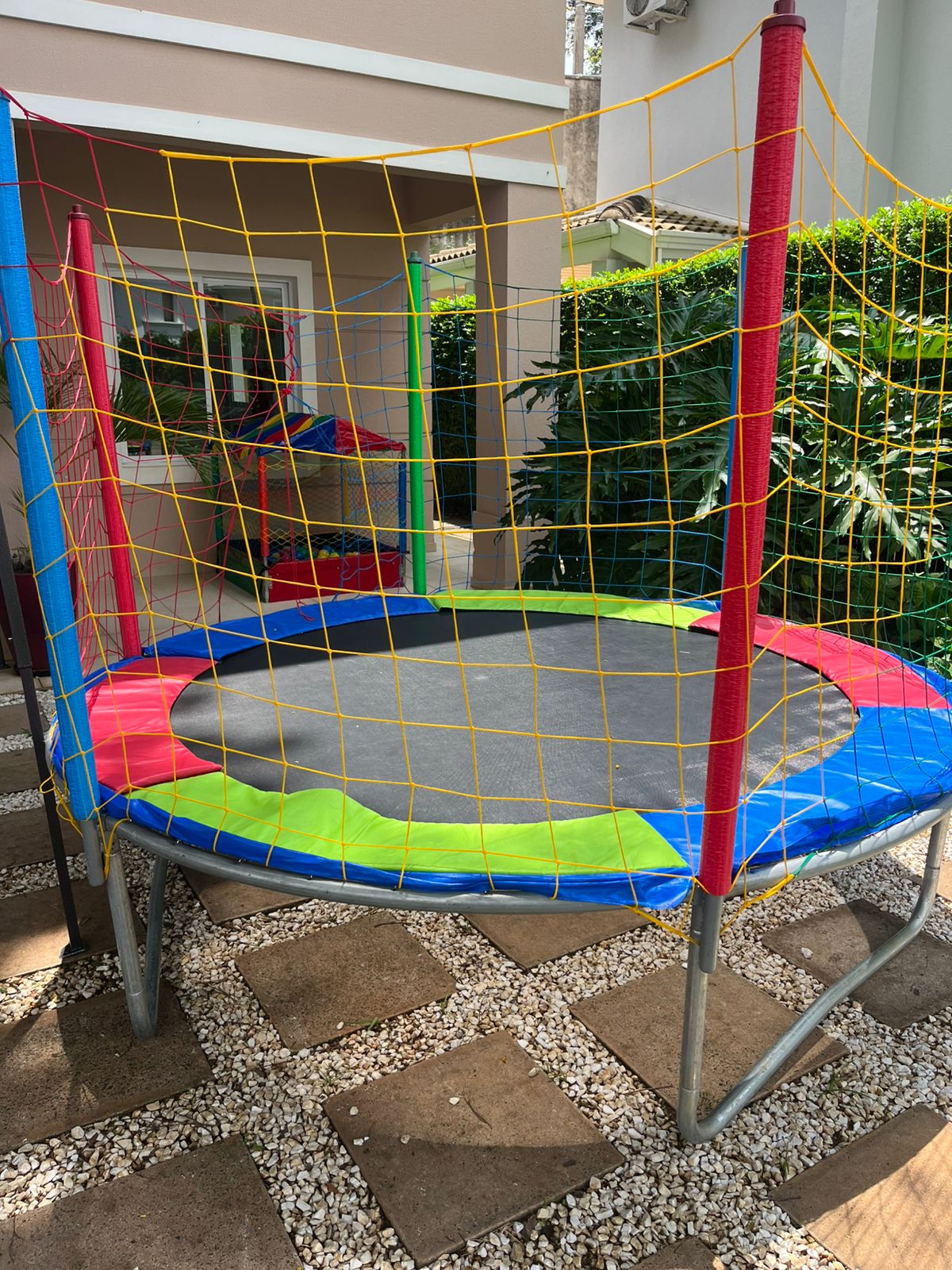 Pula pula colorido com rede de seguranca amarela