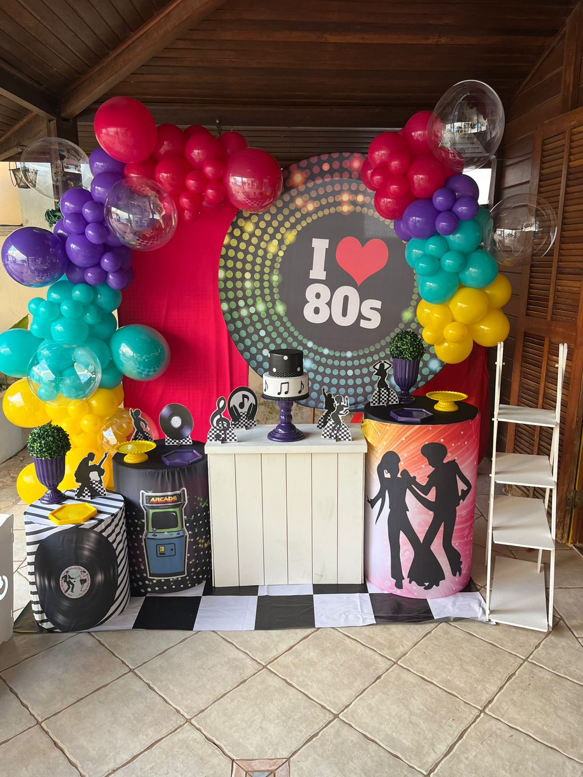 Decoracao tema Anos 80 com baloes coloridos e discos de vinil