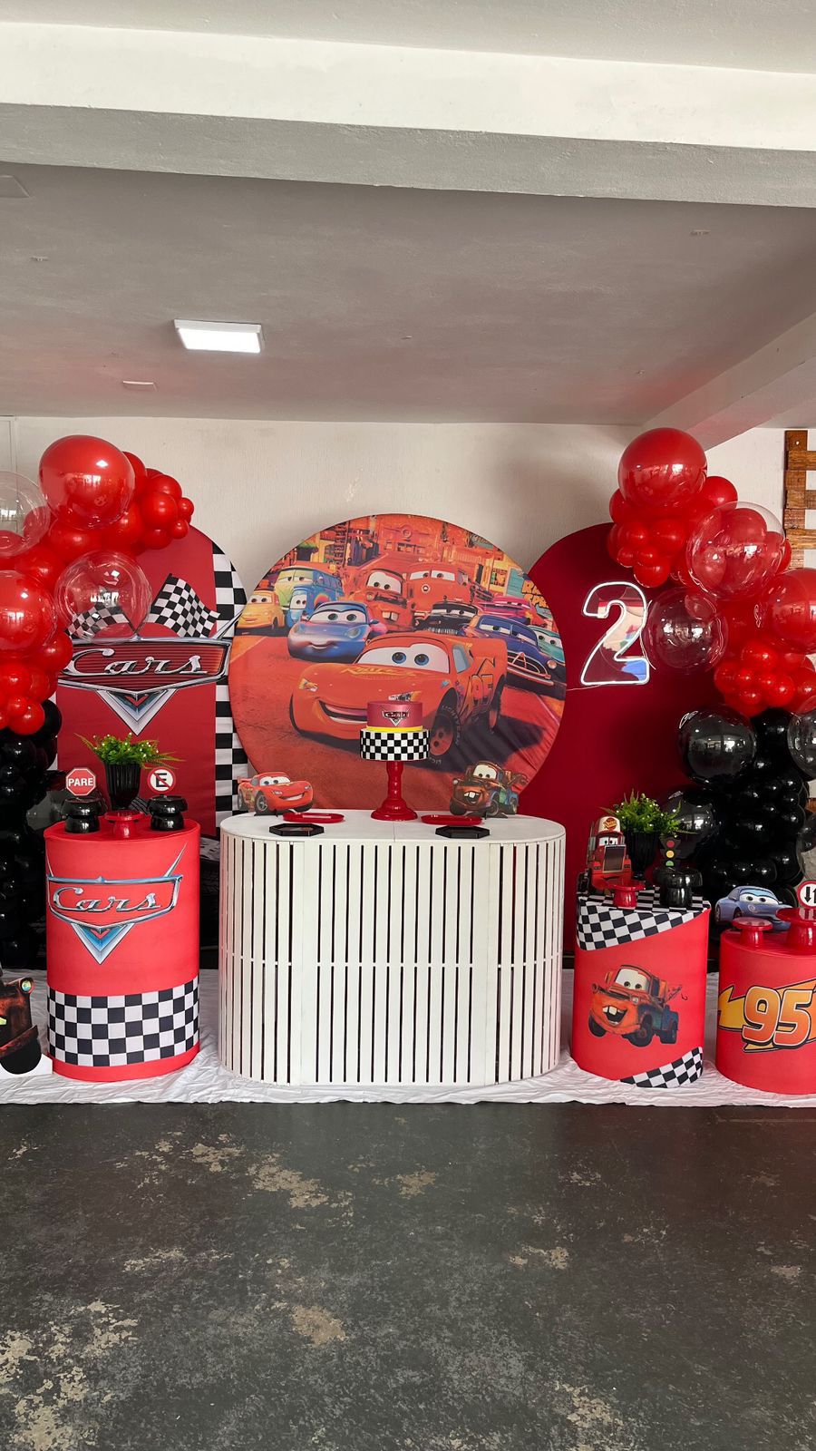Decoracao tema Cars com baloes vermelhos e pretos