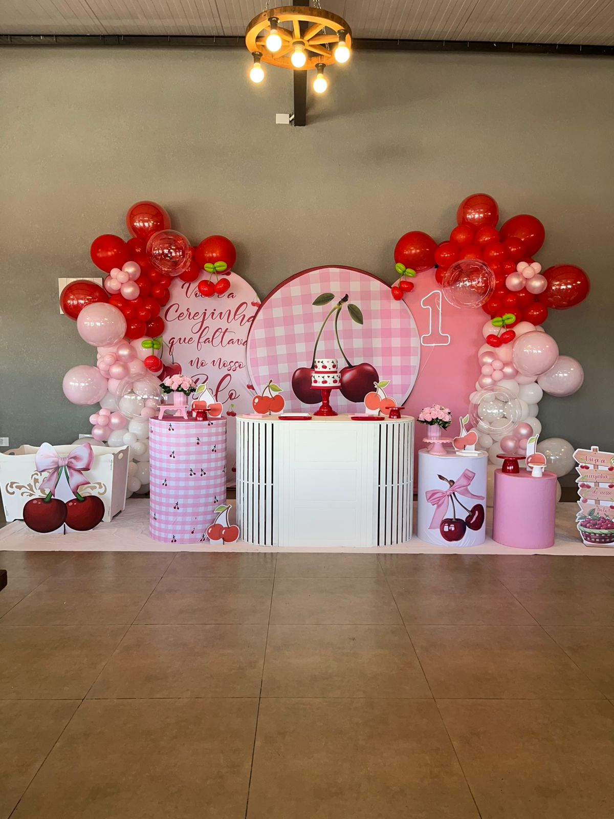 Decoracao tema Cerejinha com baloes vermelhos e rosas