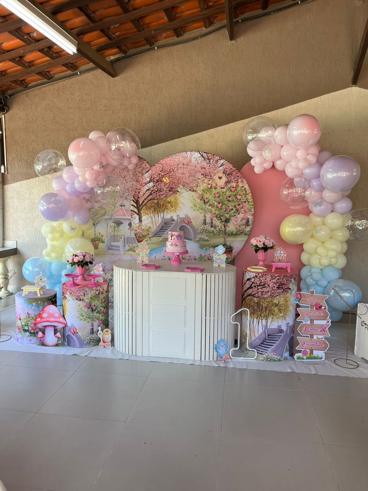 Decoracao tema Jardim Encantado com baloes rosa, lilas e amarelo pastel
