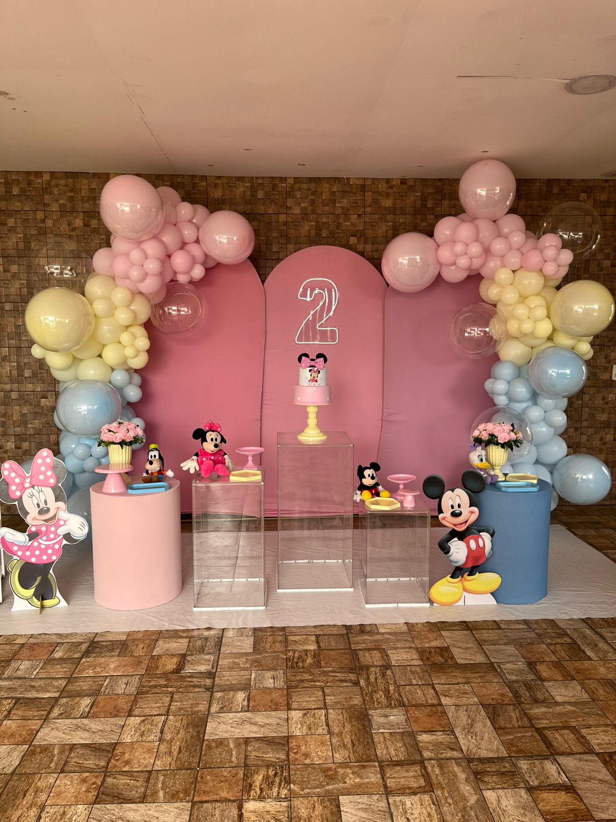 Decoracao tema Minnie e Mickey com baloes rosas e azuis pastel