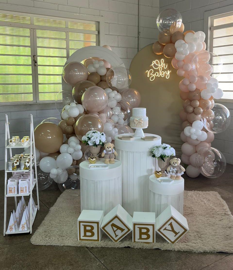 Decoracao tema Oh Baby bege e dourado com ursinhos e baloes elegantes