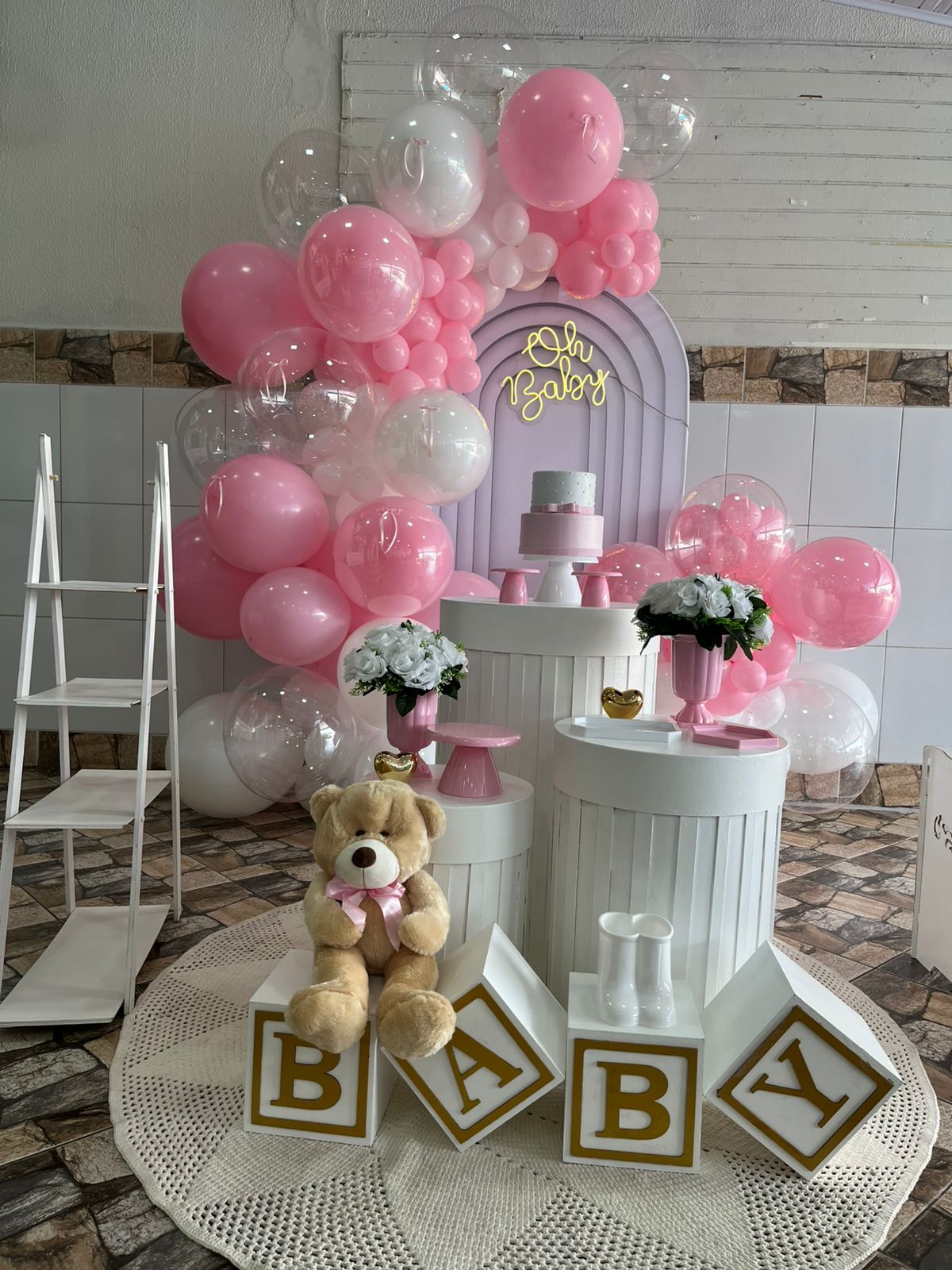 Decoracao tema Oh Baby pink com baloes rosas e ursinhos