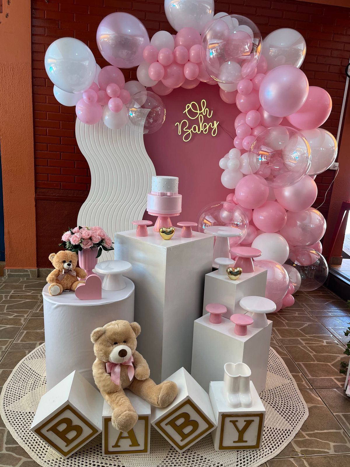 Decoracao tema Oh Baby rosa com ursinhos de pelucia e blocos BABY