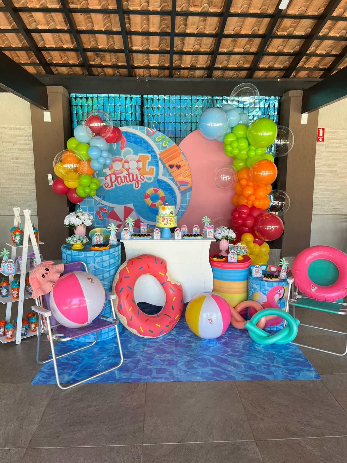Decoracao tema Pool Party com boias coloridas e baloes vibrantes