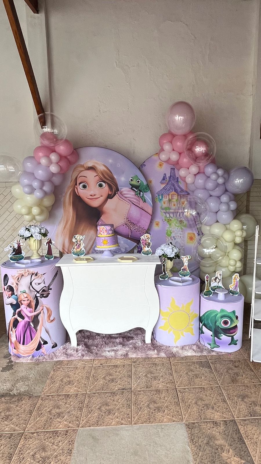 Decoracao tema Rapunzel com baloes roxos, rosas e verdes