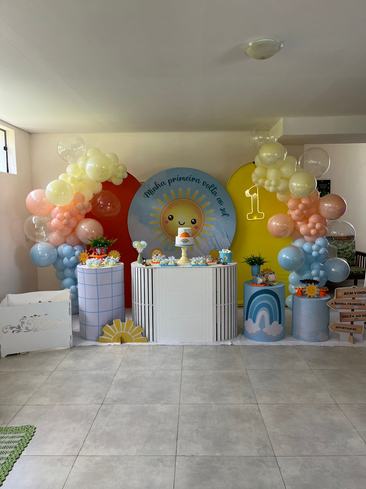 Decoracao tema Minha Primeira Volta ao Sol com baloes amarelos e azuis