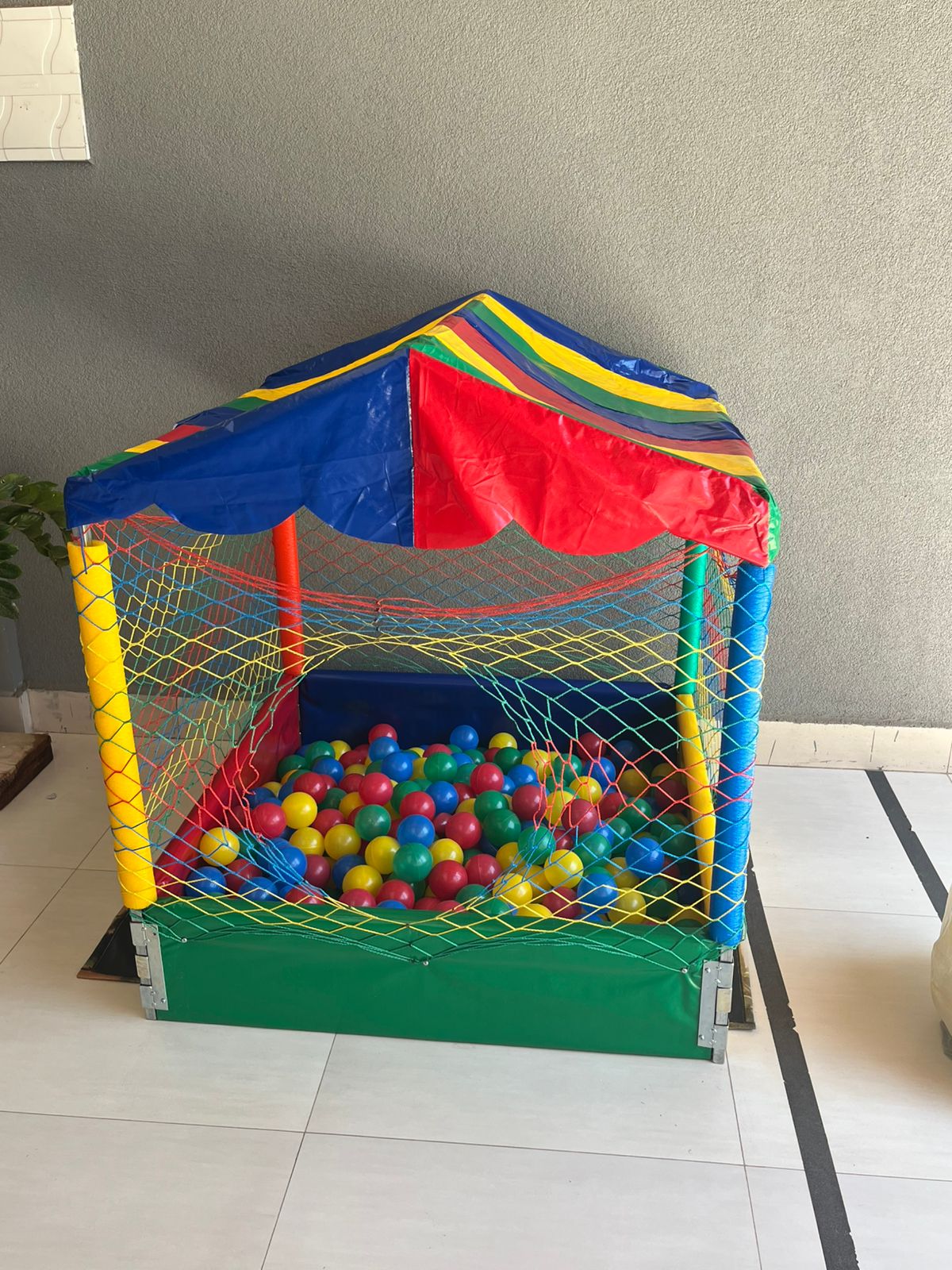 Piscina de bolinhas com cobertura colorida