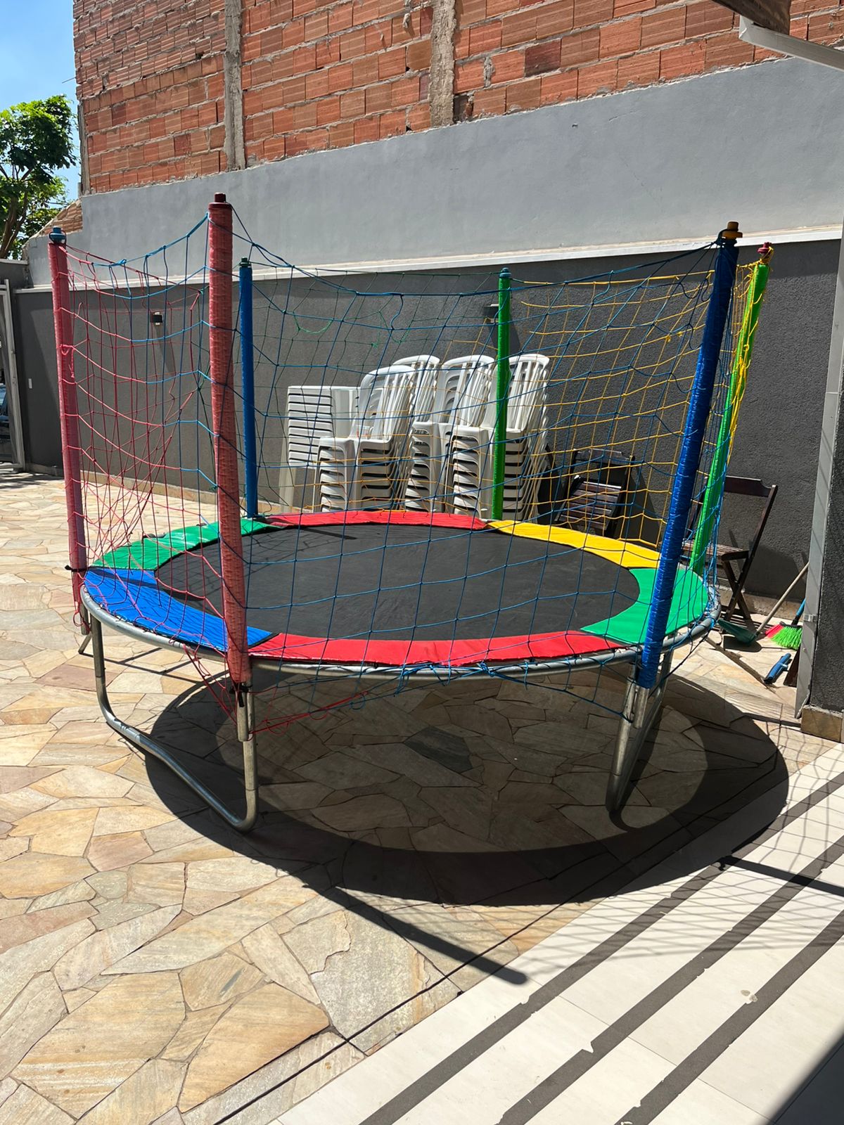 Cama elástica com rede de proteção